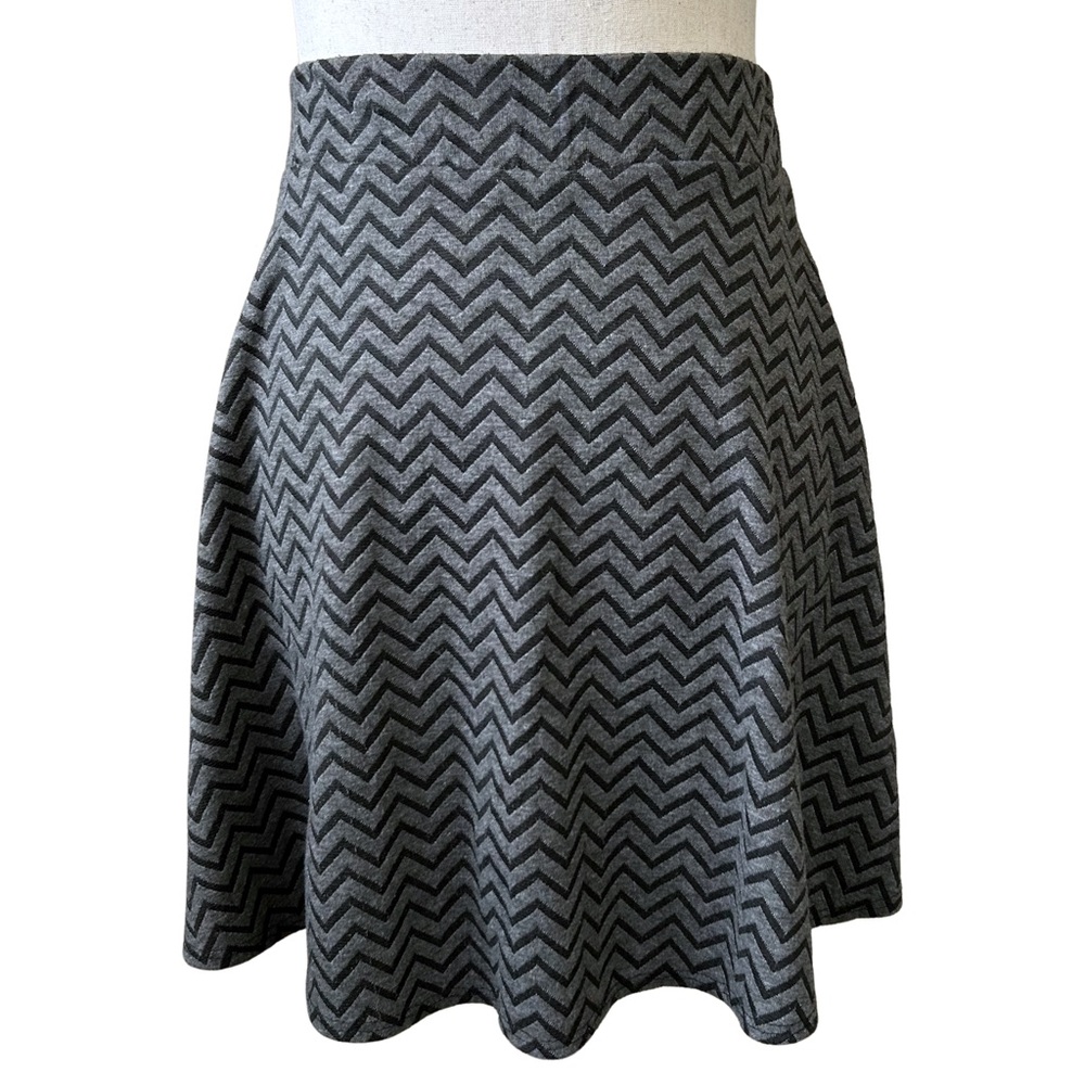 Charlotte Russe Y2K Chevron Zigzag A-Line Mini Skirt - M - Black, Gray
